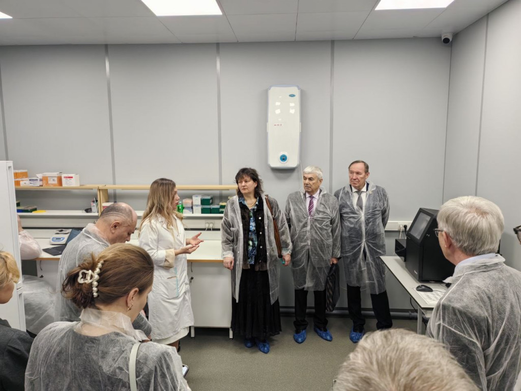 Участники семинара, в том числе академики РАН Наталья Анатольевна Зиновьева, Иван Иванович Кочиш, Владимир Михайлович Косолапов знакомятся с работой молекулярно-генетической лаборатории, оборудованной новейшими приборами и оборудованием