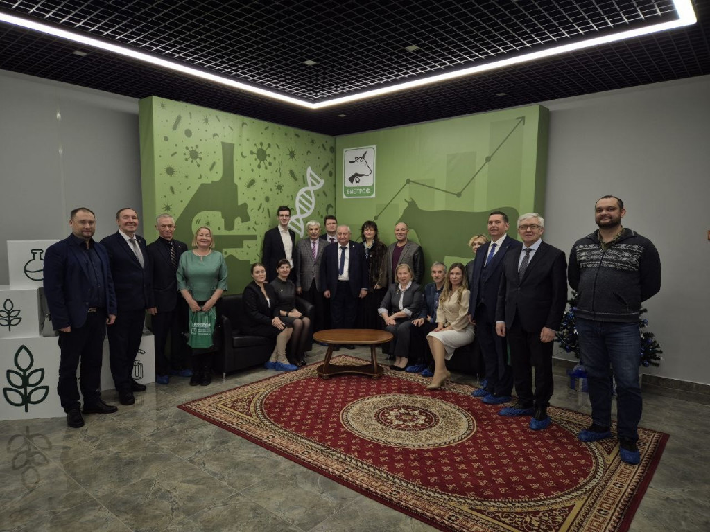 Участники семинара в холле производственно-лабораторного корпуса НПК ООО «Биотроф»