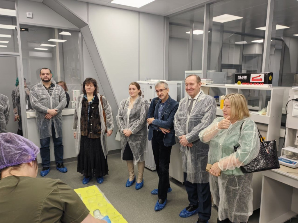 Участники семинара знакомятся с исследованиями по молочным закваскам в новой лаборатории