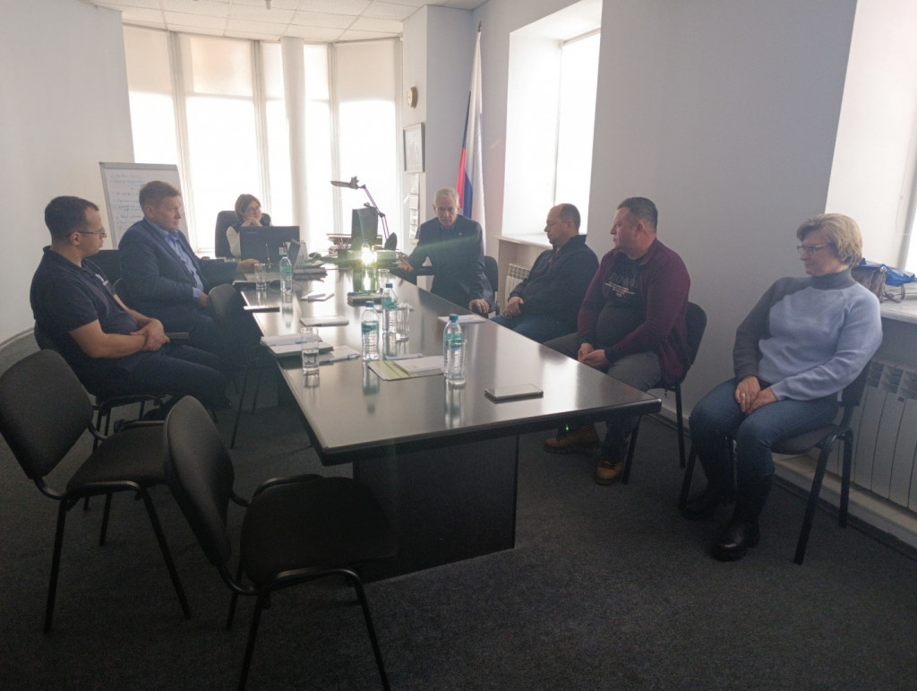 Круглый стол с руководителями и специалистами АО «Знамя» Омской области (слева направо – Пацуков Михаил Владимирович — консультант по кормлению, Шулаков Анатолий Владимирович — генеральный директор, Труфанова Екатерина Викторовна — заместитель генерального директора по экономическим вопросам ГК «СИБАГРОКОМПЛЕКС», Суровцев Владимир Николаевич – ИАЭРСТ СПб ФИЦ РАН, Василик Дмитрий Павлович — заместитель генерального директора, Шаинский Виталий Брониславович – главный агроном АО «Знамя», Дубровина Елена Германовна — специалист по животноводству НПК ООО «БИОТРОФ». Фото: Балыкова Ольга Васильевна — специалист по работе с клиентами.