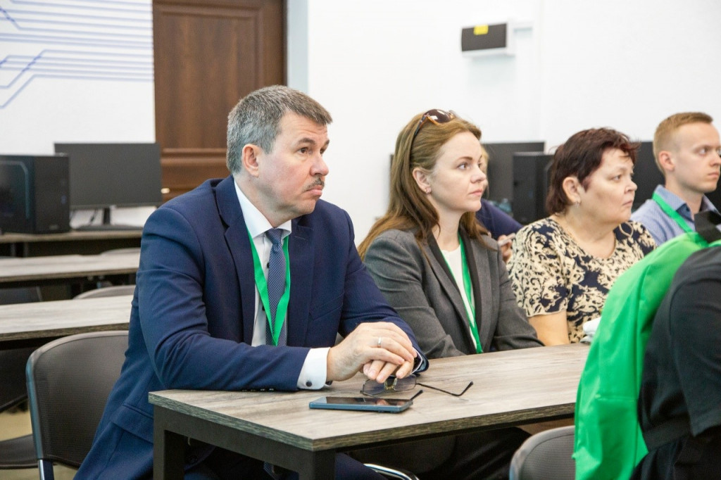 Участники конференции внимательно слушают доклады